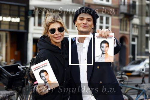 Amsterdam 12 november 2020
Koen Kardashian brengt met biro zijn boek naar vrienden. Hier is hij bij Estelle Cruijff