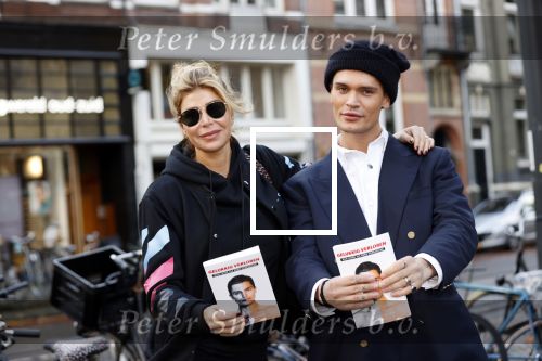 Amsterdam 12 november 2020
Koen Kardashian brengt met biro zijn boek naar vrienden. Hier is hij bij Estelle Cruijff