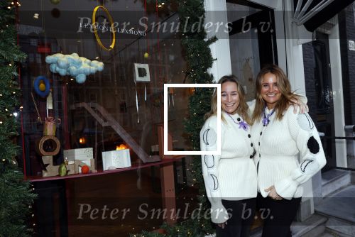 Amsterdam 24 november 2020
Lieke v Lexmond en Jetteke v Lexmond openen hun winkel