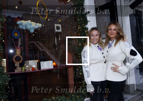 Amsterdam 24 november 2020
Lieke v Lexmond en Jetteke v Lexmond openen hun winkel