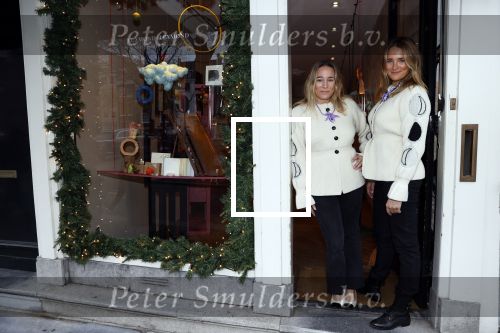Amsterdam 24 november 2020
Lieke v Lexmond en Jetteke v Lexmond openen hun winkel