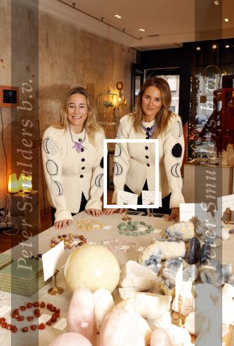 Amsterdam 24 november 2020
Lieke v Lexmond en Jetteke v Lexmond openen hun winkel