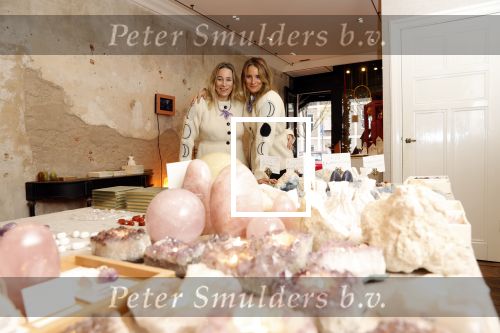 Amsterdam 24 november 2020
Lieke v Lexmond en Jetteke v Lexmond openen hun winkel
