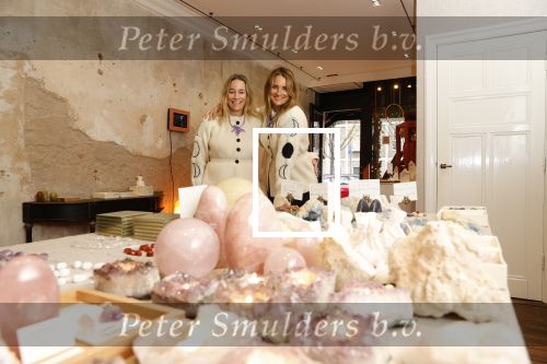Amsterdam 24 november 2020
Lieke v Lexmond en Jetteke v Lexmond openen hun winkel