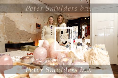 Amsterdam 24 november 2020
Lieke v Lexmond en Jetteke v Lexmond openen hun winkel