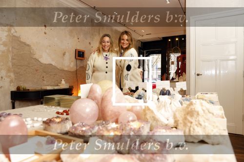 Amsterdam 24 november 2020
Lieke v Lexmond en Jetteke v Lexmond openen hun winkel