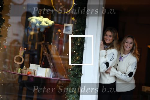 Amsterdam 24 november 2020
Lieke v Lexmond en Jetteke v Lexmond  openen hun winkel