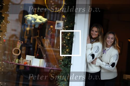 Amsterdam 24 november 2020
Lieke v Lexmond en Jetteke v Lexmond  openen hun winkel