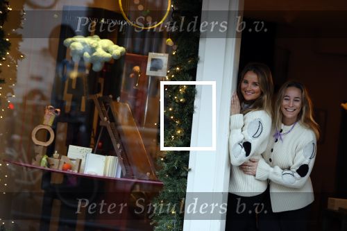 Amsterdam 24 november 2020
Lieke v Lexmond en Jetteke v Lexmond  openen hun winkel