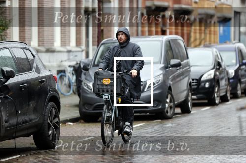 Amsterdam 21 november 2020
Mari v d Ven in regenpak op de fiets