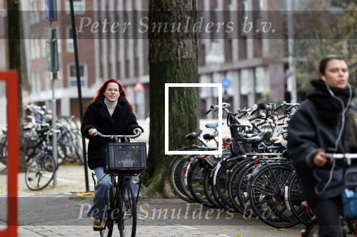 Amsterdam 1 december 2020
Marije Knevel op de fiets in  amsterdam zuid