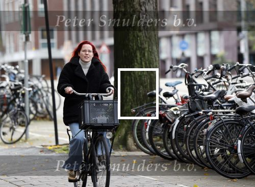 Amsterdam 1 december 2020
Marije Knevel op de fiets in  amsterdam zuid