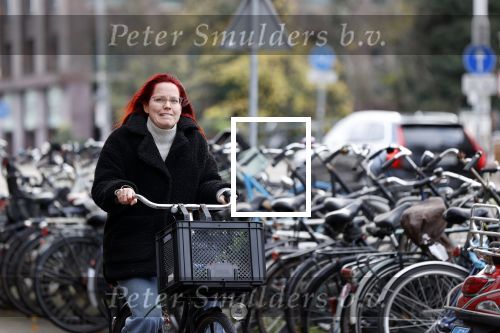 Amsterdam 1 december 2020
Marije Knevel op de fiets in  amsterdam zuid