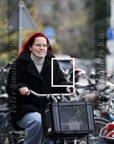 Amsterdam 1 december 2020
Marije Knevel op de fiets in  amsterdam zuid