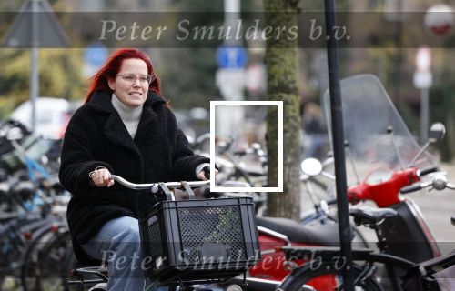 Amsterdam 1 december 2020
Marije Knevel op de fiets in  amsterdam zuid