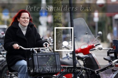 Amsterdam 1 december 2020
Marije Knevel op de fiets in  amsterdam zuid