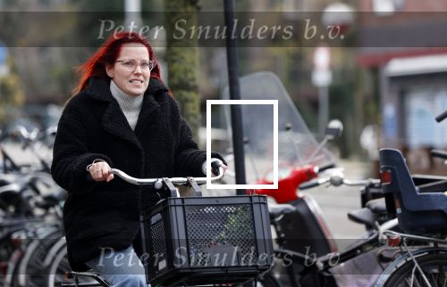 Amsterdam 1 december 2020
Marije Knevel op de fiets in  amsterdam zuid