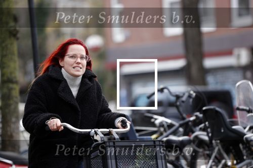 Amsterdam 1 december 2020
Marije Knevel op de fiets in  amsterdam zuid