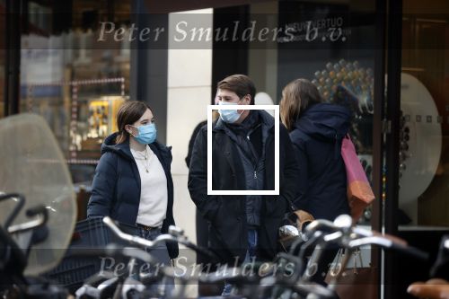 Amsterdam 5 december 2020
Martijn Krabb emt dochter en mondkapjes  op de pc hooftstraat
