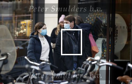 Amsterdam 5 december 2020
Martijn Krabb emt dochter en mondkapjes  op de pc hooftstraat