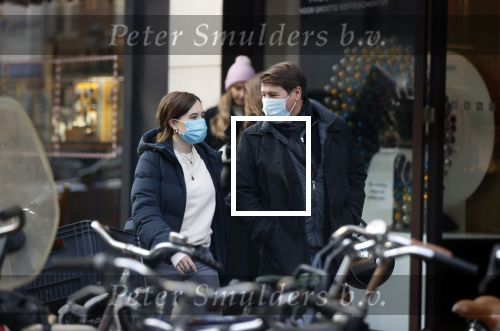 Amsterdam 5 december 2020
Martijn Krabb emt dochter en mondkapjes  op de pc hooftstraat