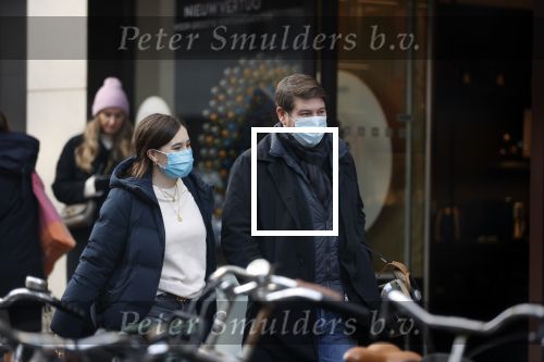 Amsterdam 5 december 2020
Martijn Krabb emt dochter en mondkapjes  op de pc hooftstraat