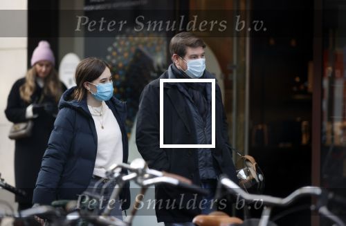 Amsterdam 5 december 2020
Martijn Krabb emt dochter en mondkapjes  op de pc hooftstraat