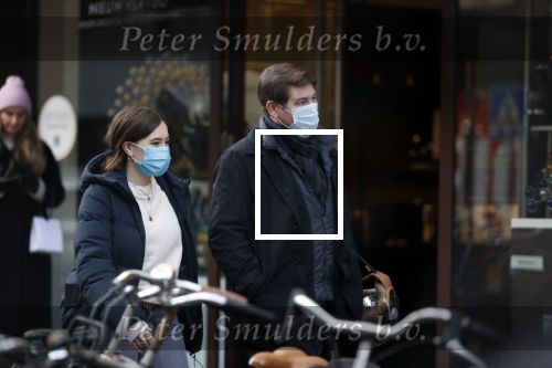 Amsterdam 5 december 2020
Martijn Krabb emt dochter en mondkapjes  op de pc hooftstraat