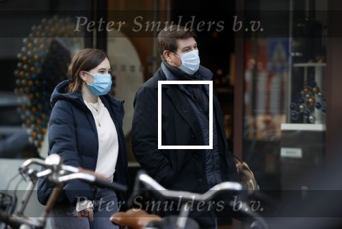 Amsterdam 5 december 2020
Martijn Krabb emt dochter en mondkapjes  op de pc hooftstraat