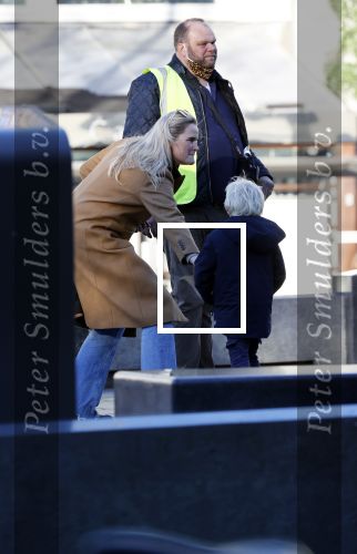 Amsterdam 18 november 2020
Opnames met ilse Warringa op het Rembrandtplein. Menno Kohler doet produktie . Zijn vrouw en zoontje komen even kijken .