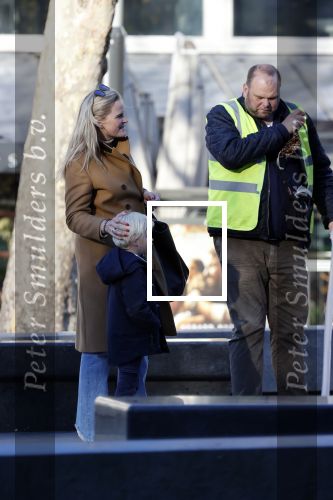Amsterdam 18 november 2020
Opnames met ilse Warringa op het Rembrandtplein. Menno Kohler doet produktie . Zijn vrouw en zoontje komen even kijken .