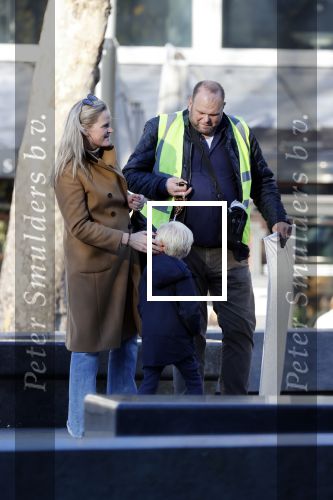 Amsterdam 18 november 2020
Opnames met ilse Warringa op het Rembrandtplein. Menno Kohler doet produktie . Zijn vrouw en zoontje komen even kijken .