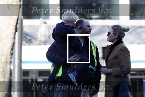 Amsterdam 18 november 2020
Opnames met ilse Warringa op het Rembrandtplein. Menno Kohler doet produktie . Zijn vrouw en zoontje komen even kijken .