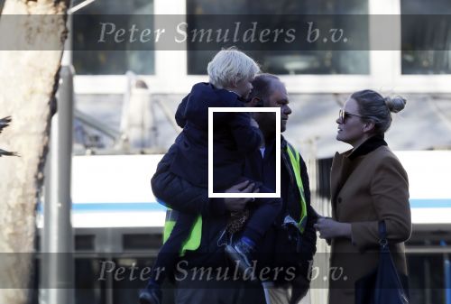 Amsterdam 18 november 2020
Opnames met ilse Warringa op het Rembrandtplein. Menno Kohler doet produktie . Zijn vrouw en zoontje komen even kijken .