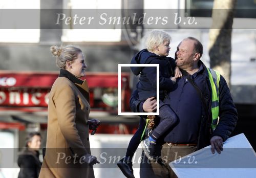 Amsterdam 18 november 2020
Opnames met ilse Warringa op het Rembrandtplein. Menno Kohler doet produktie . Zijn vrouw en zoontje komen even kijken .