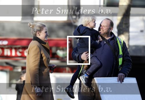 Amsterdam 18 november 2020
Opnames met ilse Warringa op het Rembrandtplein. Menno Kohler doet produktie . Zijn vrouw en zoontje komen even kijken .