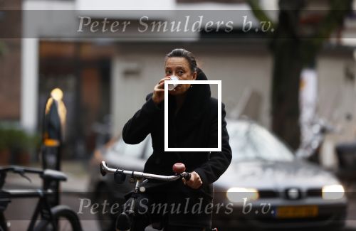 Amsterdam 17 december 2020
Monique Klemann met koffietje op de fiets in Amsterdam zuid