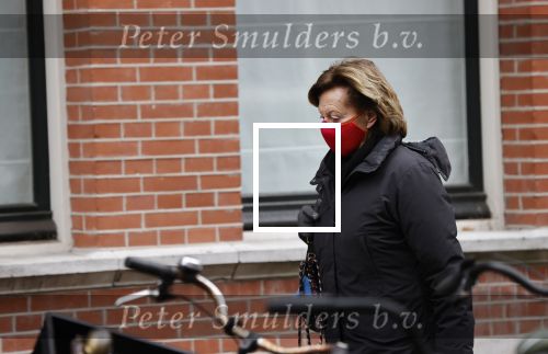 Amsterdam 9 december 2020
Neelie Kroes met mondkapje op straat in Amsterdam zuid