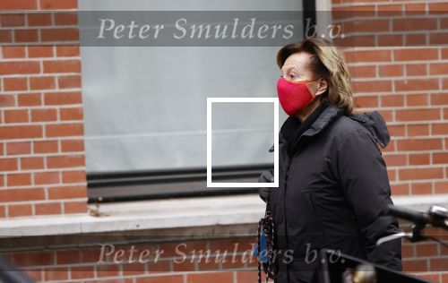 Amsterdam 9 december 2020
Neelie Kroes met mondkapje op straat in Amsterdam zuid