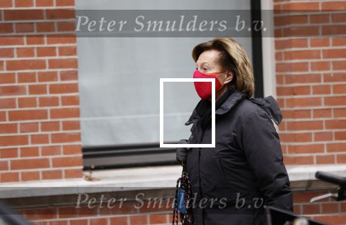 Amsterdam 9 december 2020
Neelie Kroes met mondkapje op straat in Amsterdam zuid