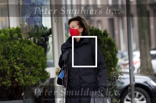 Amsterdam 9 december 2020
Neelie Kroes met mondkapje op straat in Amsterdam zuid