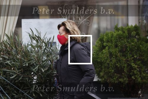 Amsterdam 9 december 2020
Neelie Kroes met mondkapje op straat in Amsterdam zuid