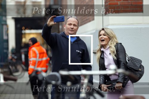 Amsterdam 8 december 2020
Nikkie Plessen gaat op de foto met een fan