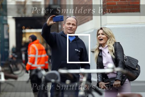 Amsterdam 8 december 2020
Nikkie Plessen gaat op de foto met een fan