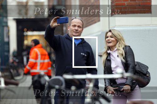 Amsterdam 8 december 2020
Nikkie Plessen gaat op de foto met een fan