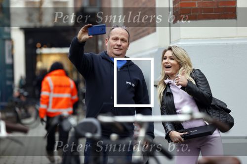 Amsterdam 8 december 2020
Nikkie Plessen gaat op de foto met een fan