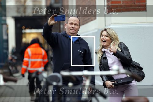 Amsterdam 8 december 2020
Nikkie Plessen gaat op de foto met een fan