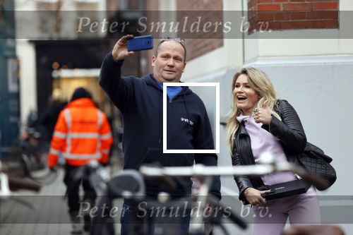 Amsterdam 8 december 2020
Nikkie Plessen gaat op de foto met een fan