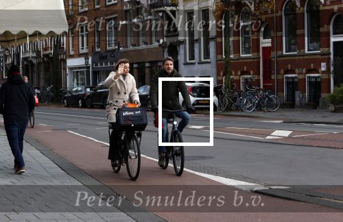 Amsterdam 5 december 2020
Prinses Marilene en Prins Maurits op de fiets in Amsterdam zuid. Maurits fijdt op een electrische v Moof
