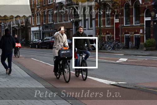 Amsterdam 5 december 2020
Prinses Marilene en Prins Maurits op de fiets in Amsterdam zuid. Maurits fijdt op een electrische v Moof